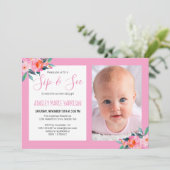 Sip & See Baby Girl Foto Pink Floral Baby Dusche Einladung (Stehend Vorderseite)