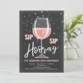 Sip Sip Hooray Chalkboard Rustikale Erwachsene Geb Einladung (Stehend Vorderseite)