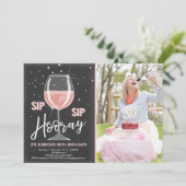Sip Sip Hooray Chalkboard Wine Adult Geburtstag Einladung (Stehend Vorderseite)
