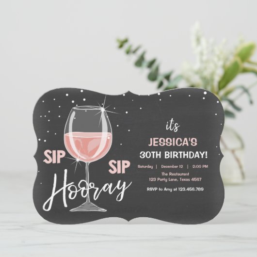 Sip Sip Hooray Chalkboard Wine Erwachsene Geburtst Einladung (Stehend Vorderseite)
