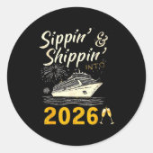 Sipn’ &amp; Shipn’ Into 2026 Cruise Party, Happy N Runder Aufkleber (Vorderseite)