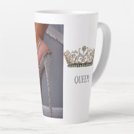 Sippen Sie wie Royalty, wenn Sie unsere Queen Tass Milchtasse