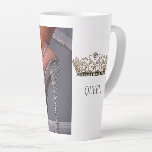 Sippen Sie wie Royalty, wenn Sie unsere Queen Tass Milchtasse (Rechte Ecke)