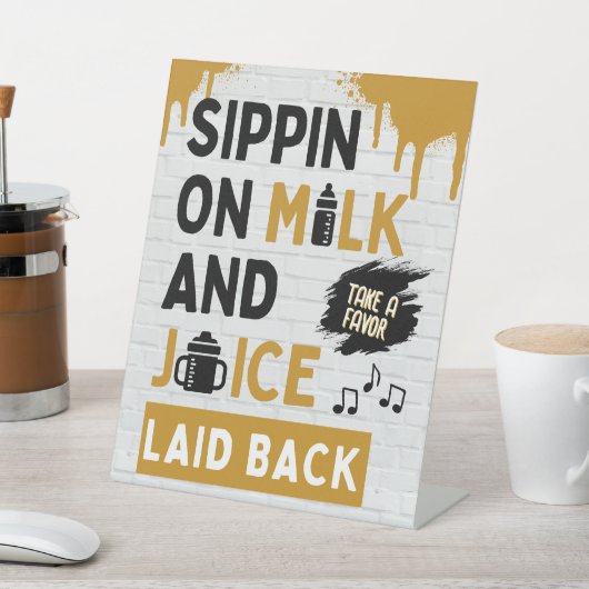 Sippin auf Milch und Saft Gold und schwarze Hüfte Sockelschild (In SItu)