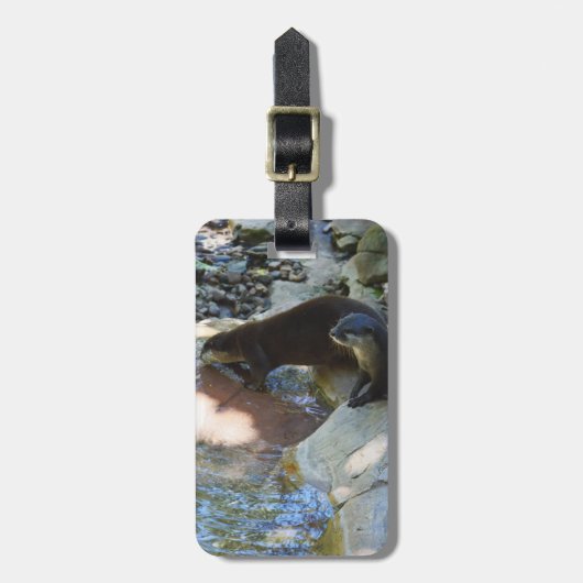 **"Sips by the Stream: Otters Drinks vom Fluss Gepäckanhänger (Vorderseite vertikal)