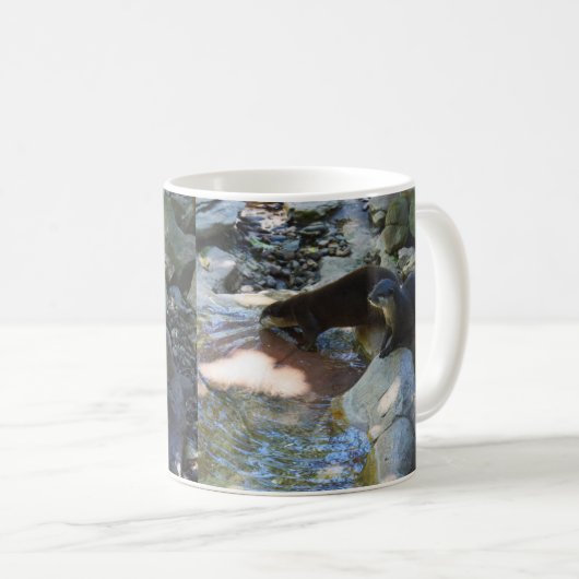 **"Sips by the Stream: Otters Drinks vom Fluss Kaffeetasse (VorderseiteRechts)