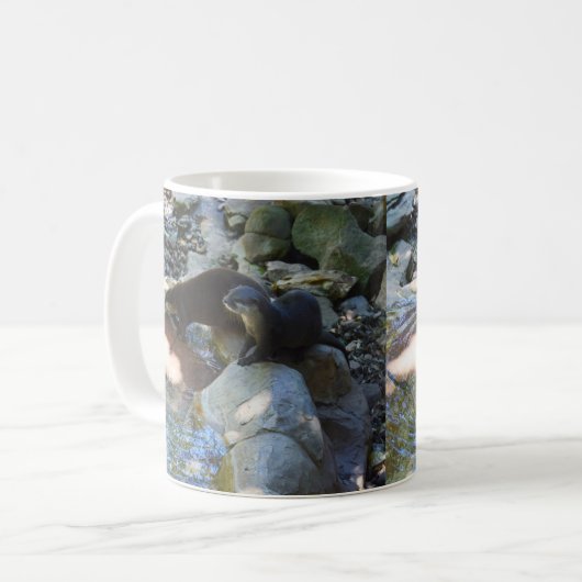 **"Sips by the Stream: Otters Drinks vom Fluss Kaffeetasse (Vorderseite Links)