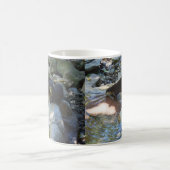 **"Sips by the Stream: Otters Drinks vom Fluss Kaffeetasse (Mittel)