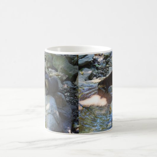 **"Sips by the Stream: Otters Drinks vom Fluss Kaffeetasse (Mittel)