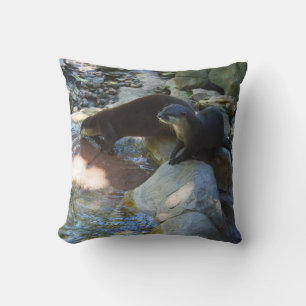 **"Sips by the Stream: Otters Drinks vom Fluss Kissen