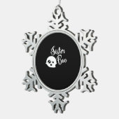 Sister Boo Halloween Schneeflocken Zinn-Ornament (Rechts)