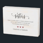 Sister Definition Custom Personalisiert Holzkisten Schild<br><div class="desc">Feiern Sie die Bindung der Schwestern mit dieser Schwesterdefinition Holzkastenzeichen. Klicken Sie auf die Schaltfläche Bearbeiten,  um dieses Design mit Ihrer eigenen Nachricht und Ihren eigenen Namen zu personalisieren. Dieses rustikale Holzschild ist das ganze Jahr über ein Geschenk für Weihnachten,  Geburtstage oder andere besondere Anlass.</div>