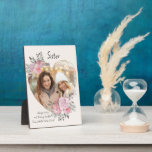 Sister Foto Plaque Gold Herz Blumenrahmen Fotoplatte<br><div class="desc">Benutzerdefinierte Foto-Plakette, die Sie für jedermann personalisieren können und fügen Sie ein beliebtes Sprichwort oder Wörter aus dem Herzen. Ihr Foto ist Set in einen geometrisch herzenförmigen Goldrahmen. Der Rahmen aus Edelstein ist mit Aquarellbäumen aus rosa Blume geschmückt. Es ist mit dem Wortlaut "Schwester .. immer gekümmert und teilen geschrieben....</div>