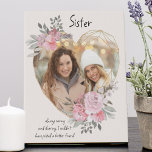 Sister Gold Heart Shaped Pink Floral Foto Künstlicher Leinwanddruck<br><div class="desc">Benutzerdefinierte Foto-Leinwand, die Sie für jedermann personalisieren können und fügen Sie ein beliebtes Sprichwort oder Wörter aus dem Herzen. Ihr Foto ist Set in einen geometrisch herzenförmigen Goldrahmen. Der Rahmen aus Edelstein ist mit Aquarellbäumen aus rosa Blume geschmückt. Es ist mit dem Wortlaut "Schwester .. immer gekümmert und teilen geschrieben....</div>