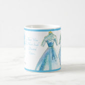 Sisters Blue Dress Tasse von Hether French Henry (Mittel)