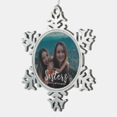 Sisters Connected At Heart Photo Keepsake White Schneeflocken Zinn-Ornament (Rechts)