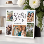 Sisters Foto Collage Typografy Fotoplatte<br><div class="desc">Die moderne,  trendige Collage Plaque aus Foto umfasst 5 Fotos,  das Schriftzeichen ''Schwestern'' auf weißem Hintergrund und Namen. Perfekt als Geschenk oder Sake.</div>
