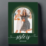 Sisters geben Personalisierten goldgrünen, benutze Fotoplatte<br><div class="desc">Sisters geben Personalisierten goldgrünen,  benutzerdefinierten Text</div>