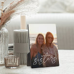 Sisters Handgeschriebenes Skriptüberlagerungs-Vert Fotoplatte<br><div class="desc">Behalt eine ständige Erinnerung Ihrer wichtigsten Priorität in der Nähe mit dieser Foto-Plakette für die süße Familie. Fügen Sie ein beliebtes vertikales Foto hinzu,  mit "Schwestern" überlagert in weißen handgeschriebenen Schriftzeichen.</div>