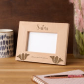 Sisters in Cursive Script Add Names mit Blume Geätzte Rahmen (Links)