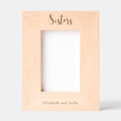 Sisters in Cursive Script Names with Hearts Geätzte Rahmen (Vorderseite)