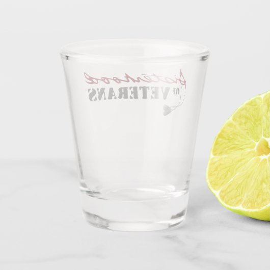 Sisters of Veterans Military Pride Design Schnapsglas (Rückseite)