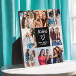 Sisters Skriptgeschenk für Freunde Foto Collage Fotoplatte<br><div class="desc">Das Sisters Script Gift for Friends Foto Collage Plaque ist eine schöne Möglichkeit, Ihre Lieblingsfreundschaft zu feiern. Mit einem stilvollen Skriptdesign mit den Worten "Schwestern" ermöglicht diese Plakette es Ihnen, Ihre Lieblings-Fotos zusammen hochzuladen und so einen personalisierten und herzlichen Sake zu schaffen. Ideal für Geburtstage, Feiertage oder einfach nur weil...</div>
