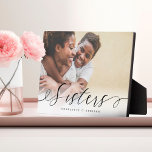 Sisters Skriptgeschenk für Sisters Foto Keepake Fotoplatte<br><div class="desc">Ein besonderes und unvergessliches Foto für Schwestern. Das Design verfügt über ein Single-Foto-Layout, um das Foto Ihrer speziellen Schwester anzuzeigen. "Sisters" ist in einer stylischen schwarzen Pinselskriptkalligraphie entworfen und mit Schwesternnamen versehen. Schicken Sie sich und Ihrer Schwester ein unvergessliches Geschenk, das Sie für immer lieben werden. Hinweis: Die Farben können...</div>