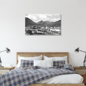 Sitka, Alaska mit drei Schwestern im Hintergrund Leinwanddruck (Insitu (Schlafzimmer))