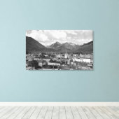 Sitka, Alaska mit drei Schwestern im Hintergrund Leinwanddruck (Insitu (Holzboden))