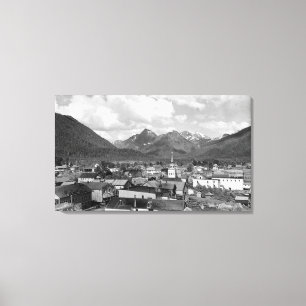 Sitka, Alaska mit drei Schwestern im Hintergrund Leinwanddruck