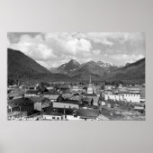 Sitka, Alaska mit drei Schwestern im Hintergrund Poster (Vorne)