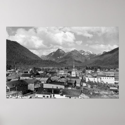 Sitka, Alaska mit drei Schwestern im Hintergrund Poster (Vorne)