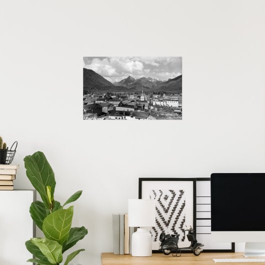 Sitka, Alaska mit drei Schwestern im Hintergrund Poster (Heimbüro)