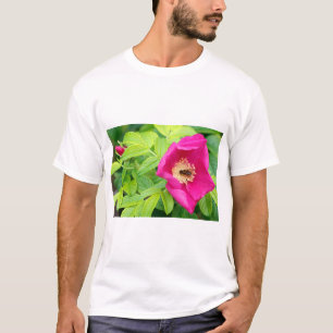 Sitka Alaska Waldbumblebee in Rose Blume T-Shirt