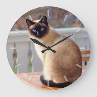 Sitting Blue Eyed Siamese Cat Themed Große Wanduhr