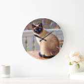 Sitting Blue Eyed Siamese Cat Themed Große Wanduhr (Zuhause)