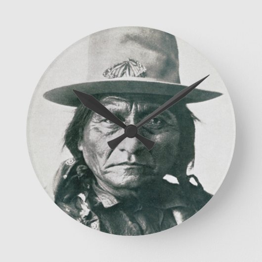 Sitting Bull (1831-1890) (b/w Foto) Runde Wanduhr (Vorderseite)