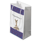 Sitting Giraffe Kleine Geschenktüte (Rückseite Schrägansicht)