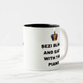 SITZ GEMÜTLICH MIT DEM KLAVIER ZWEIFARBIGE TASSE (VorderseiteRechts)