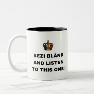 SITZ GEMÜTLICH UND HÖRE DIR DAS AN! ZWEIFARBIGE TASSE