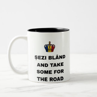 SITZ GEMÜTLICH UND NIMM WELCHE FÜR DEN WEG ZWEIFARBIGE TASSE