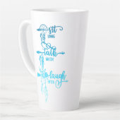 Sitz, sprich, lache, blaues Ombre Boho Latte Tasse (Linke Ecke)