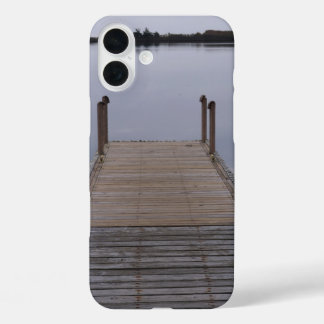 Sitzen auf dem Dock in der Bucht iPhone 16 Plus Hülle
