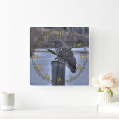 Sitzen großer grauer Eule und Ranch-Zaun-Post Quadratische Wanduhr (Zuhause)