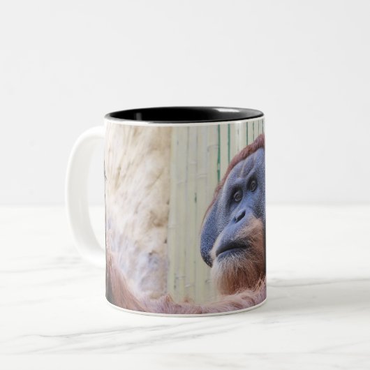 Sitzen Orang Utan Zweifarbige Tasse (Vorderseite Links)