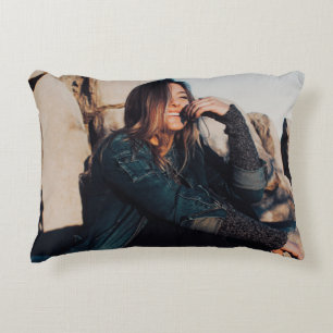 Sitzen und Lächeln einer Frau mit schwarzen Hosen Dekokissen