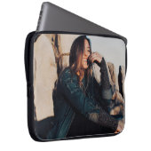 Sitzen und Lächeln einer Frau mit schwarzen Hosen Laptopschutzhülle (Vorne Rechts)