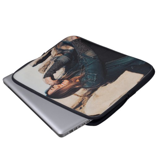 Sitzen und Lächeln einer Frau mit schwarzen Hosen Laptopschutzhülle (Vorne Knopf)