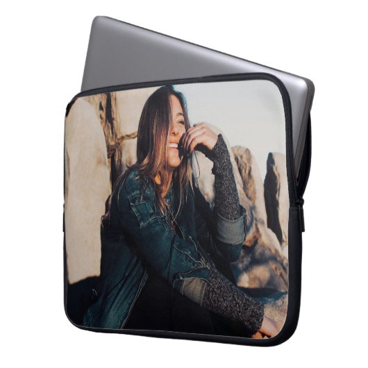 Sitzen und Lächeln einer Frau mit schwarzen Hosen Laptopschutzhülle (Vorderseite Links)